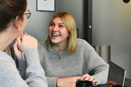 2 Woman are sitting and talking