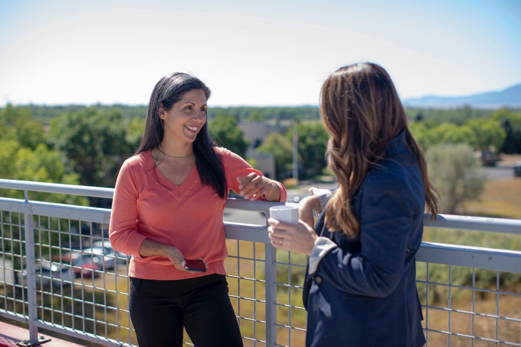 2 Woman are standing and talking