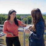 2 Woman are standing and talking