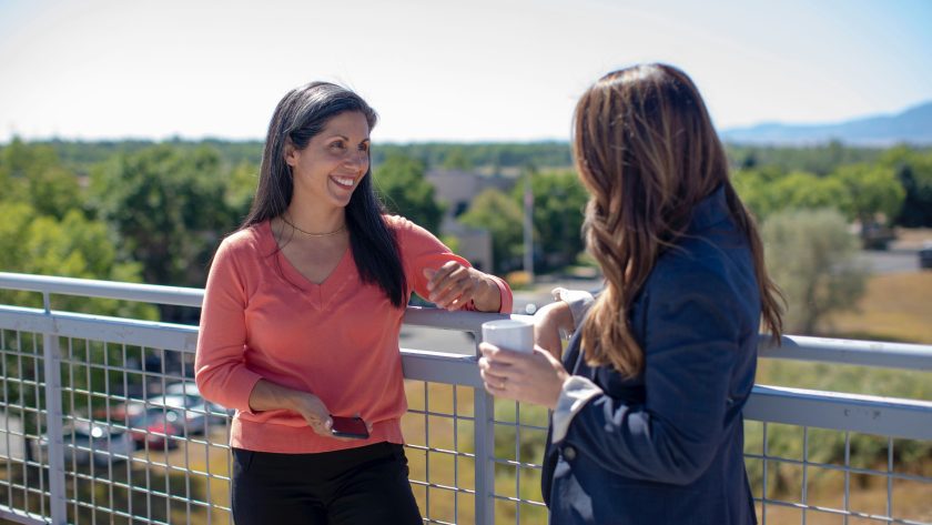 2 Woman are standing and talking