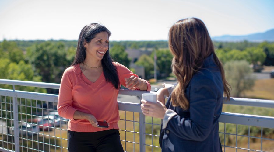 2 Woman are standing and talking